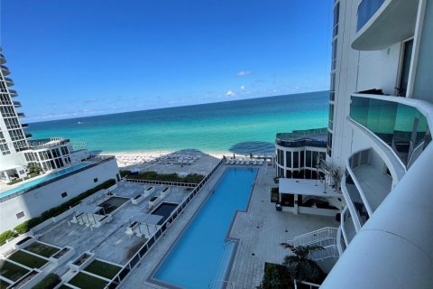 Снять в аренду кондоминиум в Санни-Айлс-Бич, Флорида 3 спальни, 179.77м2, № 1926293 - фото 1