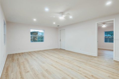 House in Tampa, Florida 4 bedrooms, 182.09 sq.m. № 2197145 - photo 7