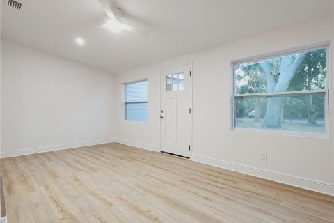 House in Tampa, Florida 4 bedrooms, 182.09 sq.m. № 2197145 - photo 3
