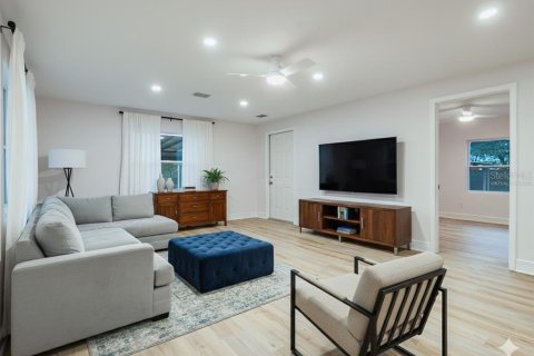 House in Tampa, Florida 4 bedrooms, 182.09 sq.m. № 2197145 - photo 8