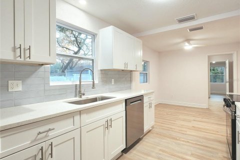 House in Tampa, Florida 4 bedrooms, 182.09 sq.m. № 2197145 - photo 11