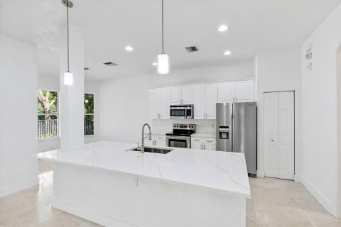 House in Weston, Florida 7 bedrooms, 341.42 sq.m. № 2253836 - photo 3