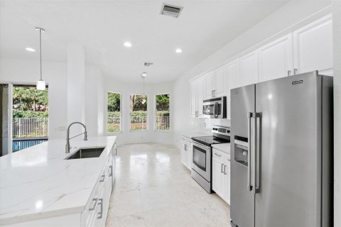 House in Weston, Florida 7 bedrooms, 341.42 sq.m. № 2253836 - photo 6