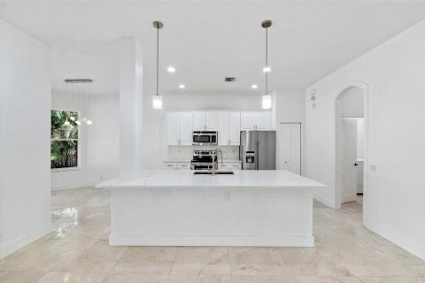 House in Weston, Florida 7 bedrooms, 341.42 sq.m. № 2253836 - photo 8