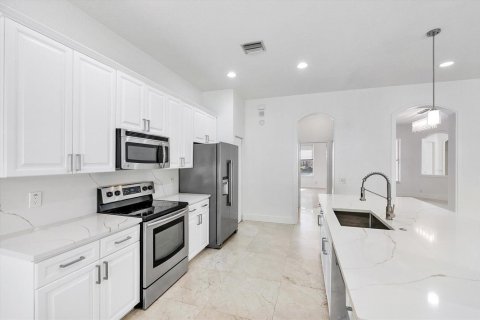 House in Weston, Florida 7 bedrooms, 341.42 sq.m. № 2253836 - photo 5