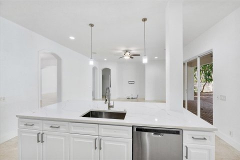House in Weston, Florida 7 bedrooms, 341.42 sq.m. № 2253836 - photo 7