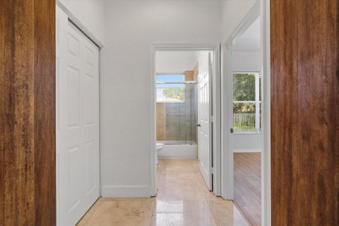 House in Weston, Florida 7 bedrooms, 341.42 sq.m. № 2253836 - photo 23