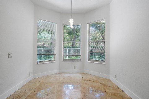 House in Weston, Florida 7 bedrooms, 341.42 sq.m. № 2253836 - photo 9