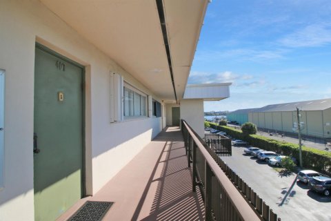 Copropriété à vendre à Lantana, Floride: 1 chambre, 74.88 m2 № 2250642 - photo 4