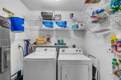 House in Pembroke Pines, Florida 3 bedrooms, 136.75 sq.m. № 2009428 - photo 23