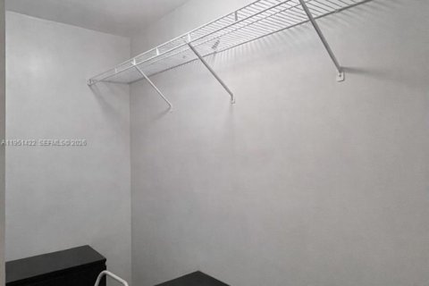 House in Pembroke Pines, Florida 3 bedrooms, 136.75 sq.m. № 2009428 - photo 13