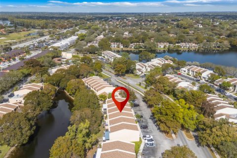 House in Pembroke Pines, Florida 3 bedrooms, 136.75 sq.m. № 2009428 - photo 29