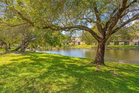 House in Pembroke Pines, Florida 3 bedrooms, 136.75 sq.m. № 2009428 - photo 27