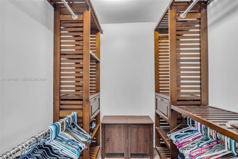 House in Pembroke Pines, Florida 3 bedrooms, 136.75 sq.m. № 2009428 - photo 17