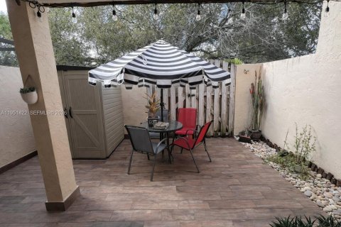 House in Pembroke Pines, Florida 3 bedrooms, 136.75 sq.m. № 2009428 - photo 15