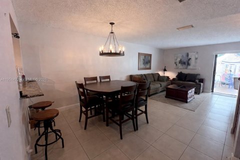 House in Pembroke Pines, Florida 3 bedrooms, 136.75 sq.m. № 2009428 - photo 4