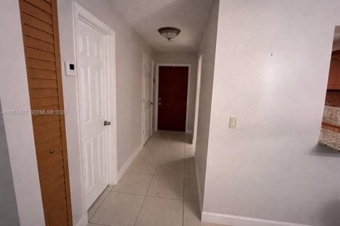 House in Pembroke Pines, Florida 3 bedrooms, 136.75 sq.m. № 2009428 - photo 10