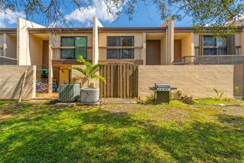 House in Pembroke Pines, Florida 3 bedrooms, 136.75 sq.m. № 2009428 - photo 26