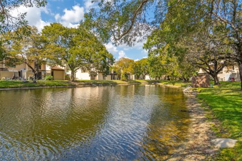 House in Pembroke Pines, Florida 3 bedrooms, 136.75 sq.m. № 2009428 - photo 28