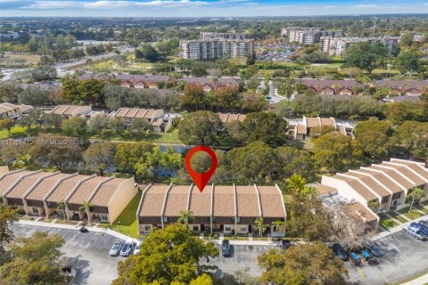 House in Pembroke Pines, Florida 3 bedrooms, 136.75 sq.m. № 2009428 - photo 30