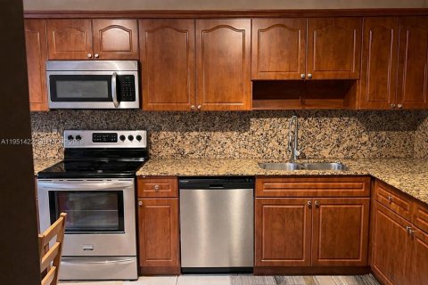 House in Pembroke Pines, Florida 3 bedrooms, 136.75 sq.m. № 2009428 - photo 2