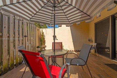 House in Pembroke Pines, Florida 3 bedrooms, 136.75 sq.m. № 2009428 - photo 25