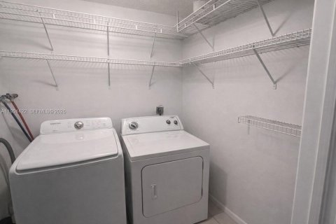 House in Pembroke Pines, Florida 3 bedrooms, 136.75 sq.m. № 2009428 - photo 6