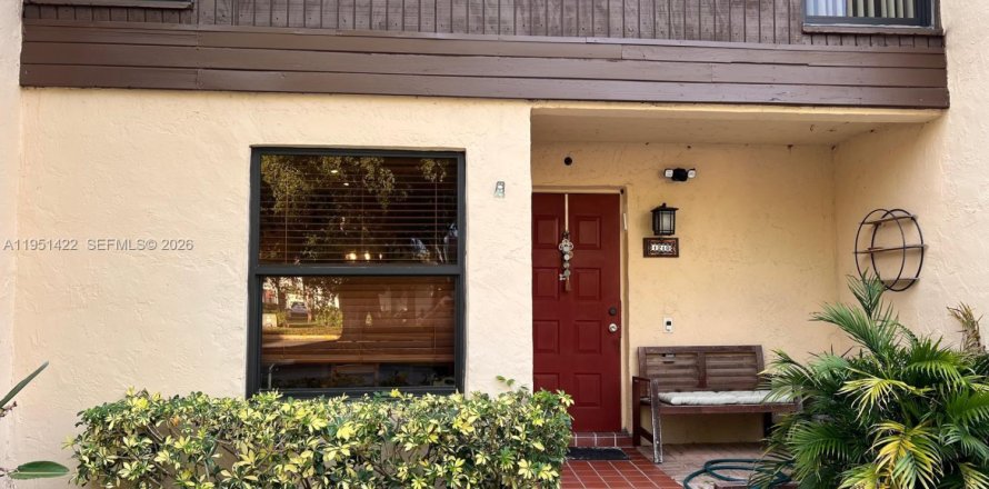 House in Pembroke Pines, Florida 3 bedrooms, 136.75 sq.m. № 2009428