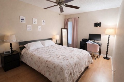 House in Pembroke Pines, Florida 3 bedrooms, 136.75 sq.m. № 2009428 - photo 7