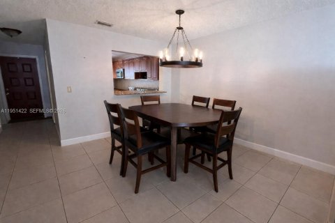 House in Pembroke Pines, Florida 3 bedrooms, 136.75 sq.m. № 2009428 - photo 3