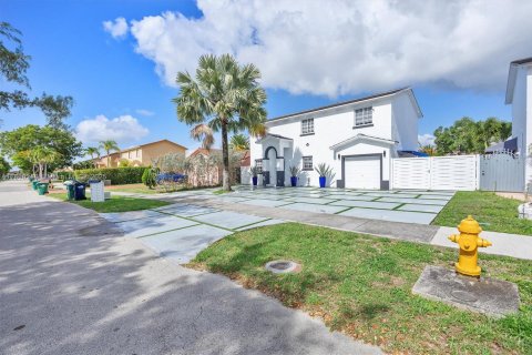 House in Miami, Florida 4 bedrooms, 171.87 sq.m. № 1752750 - photo 2