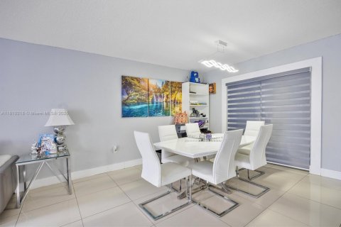 House in Miami, Florida 4 bedrooms, 171.87 sq.m. № 1752750 - photo 7