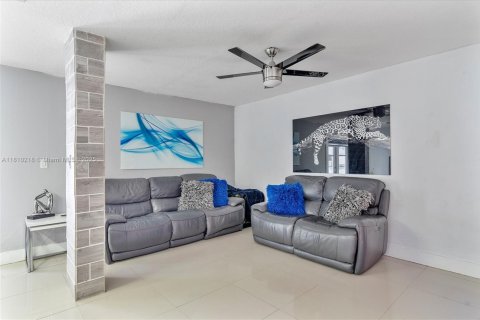 House in Miami, Florida 4 bedrooms, 171.87 sq.m. № 1752750 - photo 10
