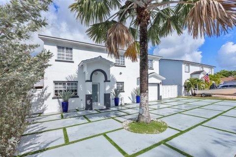 House in Miami, Florida 4 bedrooms, 171.87 sq.m. № 1752750 - photo 1