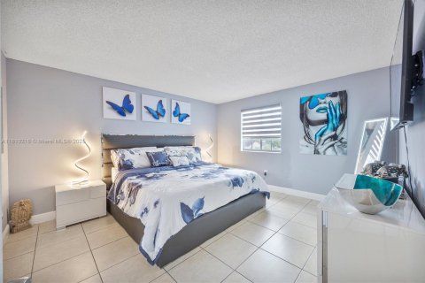 House in Miami, Florida 4 bedrooms, 171.87 sq.m. № 1752750 - photo 24