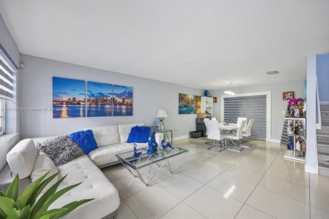 House in Miami, Florida 4 bedrooms, 171.87 sq.m. № 1752750 - photo 5