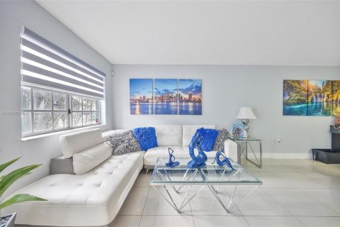 House in Miami, Florida 4 bedrooms, 171.87 sq.m. № 1752750 - photo 6