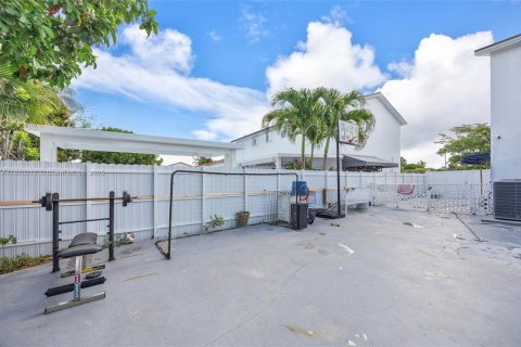 House in Miami, Florida 4 bedrooms, 171.87 sq.m. № 1752750 - photo 20