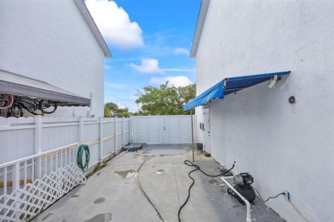House in Miami, Florida 4 bedrooms, 171.87 sq.m. № 1752750 - photo 22