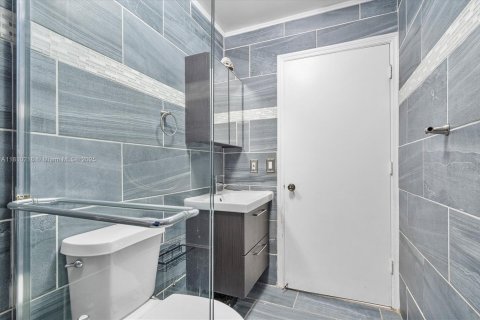 House in Miami, Florida 4 bedrooms, 171.87 sq.m. № 1752750 - photo 12