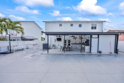 House in Miami, Florida 4 bedrooms, 171.87 sq.m. № 1752750 - photo 19