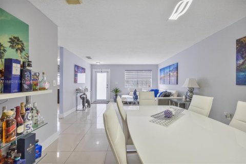 House in Miami, Florida 4 bedrooms, 171.87 sq.m. № 1752750 - photo 8