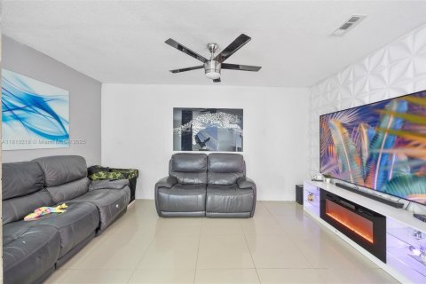 House in Miami, Florida 4 bedrooms, 171.87 sq.m. № 1752750 - photo 11