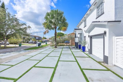 House in Miami, Florida 4 bedrooms, 171.87 sq.m. № 1752750 - photo 4