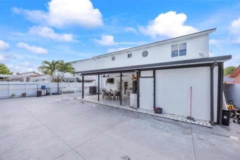 House in Miami, Florida 4 bedrooms, 171.87 sq.m. № 1752750 - photo 18