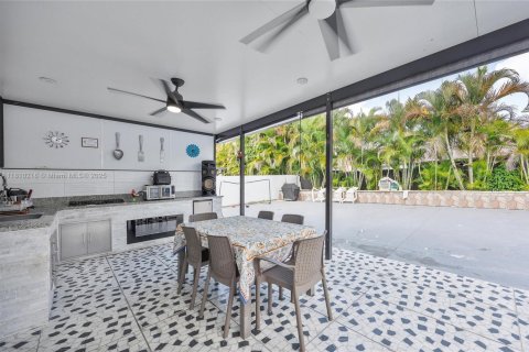 House in Miami, Florida 4 bedrooms, 171.87 sq.m. № 1752750 - photo 15