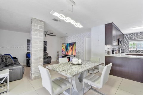 House in Miami, Florida 4 bedrooms, 171.87 sq.m. № 1752750 - photo 9