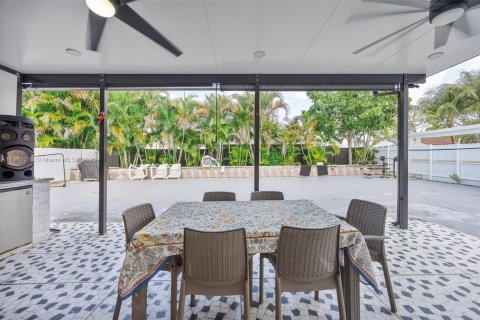 House in Miami, Florida 4 bedrooms, 171.87 sq.m. № 1752750 - photo 14