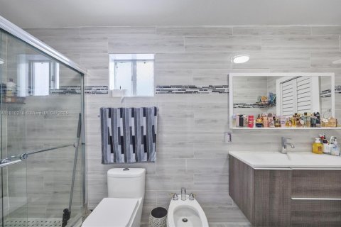 House in Miami, Florida 4 bedrooms, 171.87 sq.m. № 1752750 - photo 25