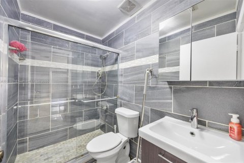 House in Miami, Florida 4 bedrooms, 171.87 sq.m. № 1752750 - photo 13